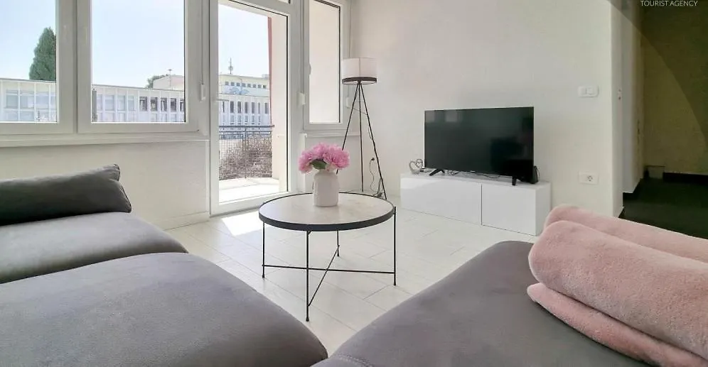 אומאג Bella Apartment 0*,